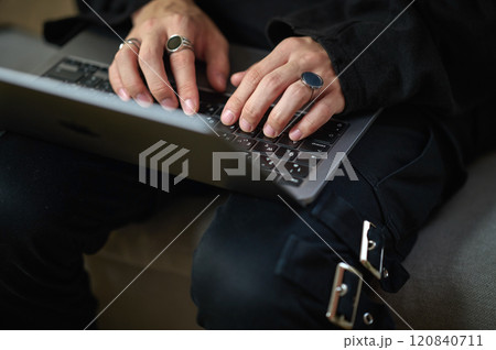 自宅でパソコンを操作する若い男性 120840711