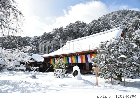 雪の積もった二尊院の本堂 120840804