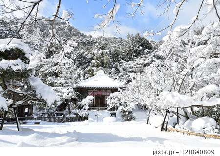 雪の積もる二尊院の弁天堂 120840809
