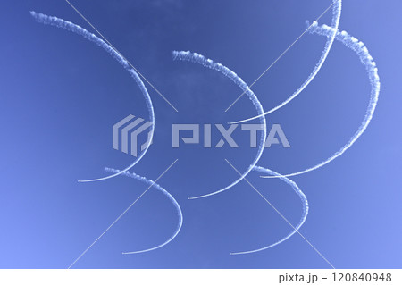 青空に描かれた飛行機雲 青空に描かれた飛行機雲 120840948