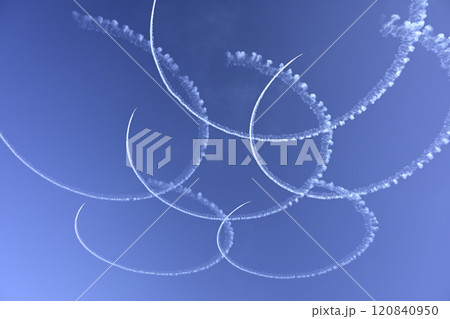 青空に描かれた飛行機雲 120840950