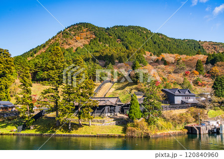 【神奈川県】秋の芦ノ湖　遊覧船から眺める箱根関所跡 120840960