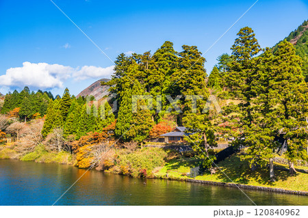 【神奈川県】秋の芦ノ湖 遊覧船から眺める箱根関所跡 【神奈川県】秋の芦ノ湖 遊覧船から眺める箱根関所跡 120840962