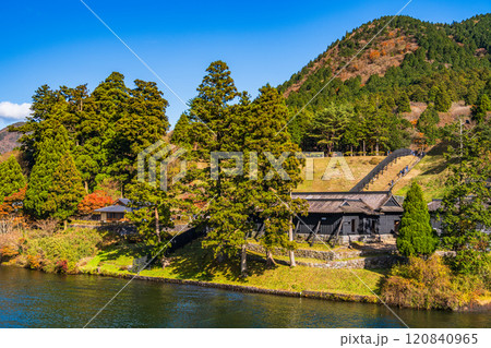 【神奈川県】秋の芦ノ湖 遊覧船から眺める箱根関所跡 【神奈川県】秋の芦ノ湖 遊覧船から眺める箱根関所跡 120840965