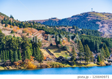 【神奈川県】秋の芦ノ湖 遊覧船から眺める箱根関所跡 【神奈川県】秋の芦ノ湖 遊覧船から眺める箱根関所跡 120840971