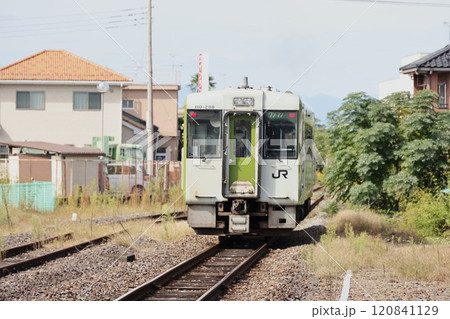 児玉郡神川町の丹荘駅を出発していくJR八高線の列車 児玉郡神川町の丹荘駅を出発していくJR八高線の列車 120841129