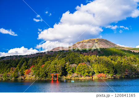 【神奈川県】秋の芦ノ湖　遊覧船から眺める箱根神社・平和の鳥居 120841165