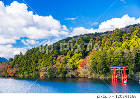 【神奈川県】秋の芦ノ湖 遊覧船から眺める箱根神社・平和の鳥居 【神奈川県】秋の芦ノ湖 遊覧船から眺める箱根神社・平和の鳥居 120841168