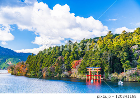 【神奈川県】秋の芦ノ湖　遊覧船から眺める箱根神社・平和の鳥居 120841169