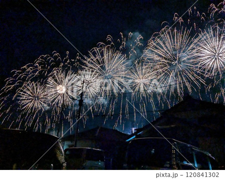 夜空に咲く大輪の花火 夜空に咲く大輪の花火 120841302
