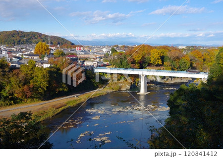 埼玉県寄居町にある鉢形城跡から見る、寄居の街、荒川の流れ、正喜橋、雀宮公園の風景 埼玉県寄居町にある鉢形城跡から見る、寄居の街、荒川の流れ、正喜橋、雀宮公園の風景 120841412