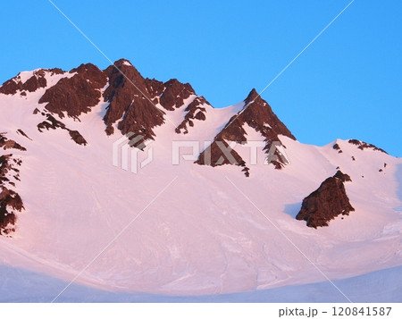 残雪の涸沢カールから望む涸沢岳のモルゲンロート 120841587