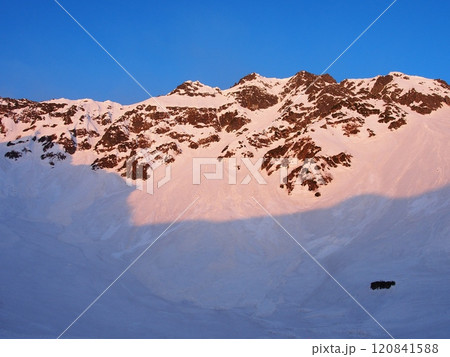残雪の涸沢カールから望む奥穂高岳のモルゲンロート 120841588