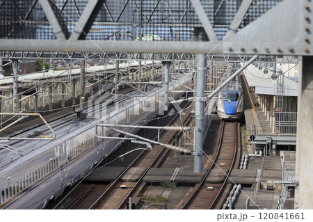 本庄早稲田駅を通過する電車と停車中の新幹線の電車 本庄早稲田駅を通過する電車と停車中の新幹線の電車 120841661