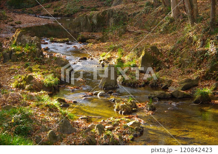 埼玉県寄居町にある鉢形城跡を流れる深沢川の秋の風景 120842423