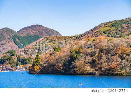 【神奈川県】秋の芦ノ湖　遊覧船から眺める恩賜箱根公園 120842754