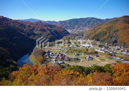埼玉県寄居町にある金尾山つつじ公園から見る秋の風景 120843041