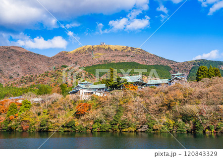 【神奈川県】秋の芦ノ湖　遊覧船から眺める箱根園・龍宮殿 120843329