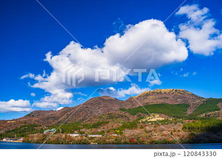 【神奈川県】秋の芦ノ湖 遊覧船から眺める箱根園・駒ヶ岳 【神奈川県】秋の芦ノ湖 遊覧船から眺める箱根園・駒ヶ岳 120843330