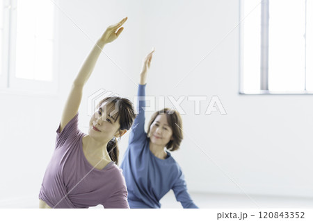 ヨガをする若い女性とミドルエイジの女性 120843352