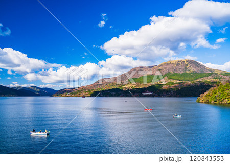 【神奈川県】秋の芦ノ湖・遊覧船から眺める景色 120843553