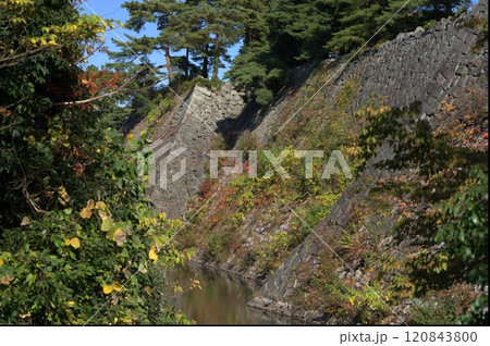 歴史を物語るお城の石垣 120843800