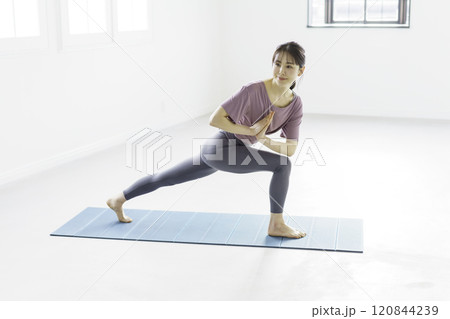 ヨガ　プレイヤーズツイストのポーズをする若い女性 120844239