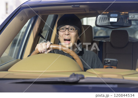運転中に驚く男性（イメージ） 120844534