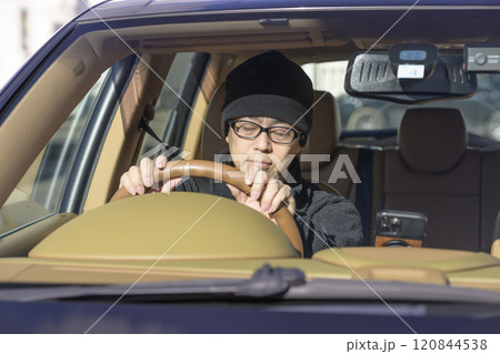 居眠り運転する男性（イメージ） 120844538