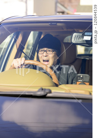運転中に驚く男性（イメージ） 120844539