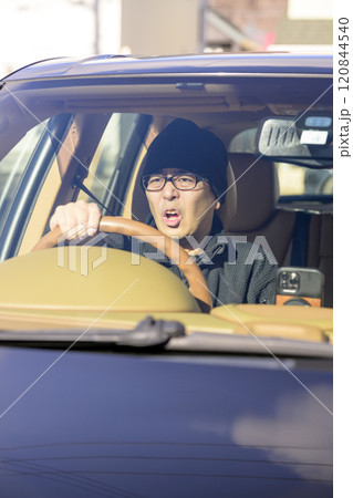 イライラする運転手（イメージ） 120844540