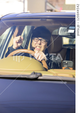 イライラする運転手(イメージ) イライラする運転手(イメージ) 120844542