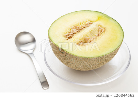 白背景にみずみずしいメロン 白背景にみずみずしいメロン 120844562