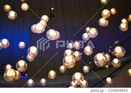 Chandelier in the lobby in the form of many hanging white balls 120844650