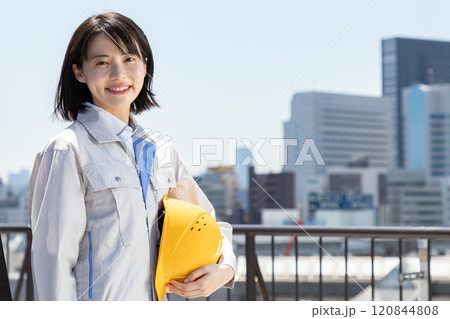 作業着の女性イメージ03 120844808