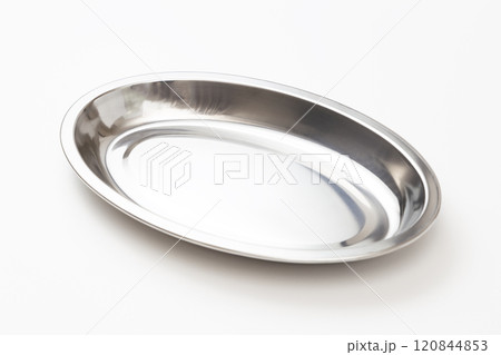 白背景にステンレス製のカレー皿 白背景にステンレス製のカレー皿 120844853