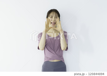 ヨガウェアを応援する若い女性 120844894