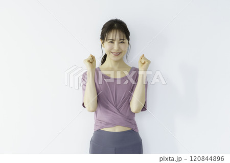ヨガウェアを着て立つ若い女性 120844896