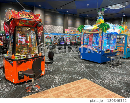 ゲームセンターのメダルコーナー 120846552