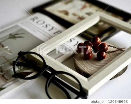 おしゃれなノートとメガネ おしゃれなノートとメガネ 120846698