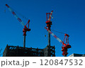 ビル建設の巨大クレーン三機 120847532