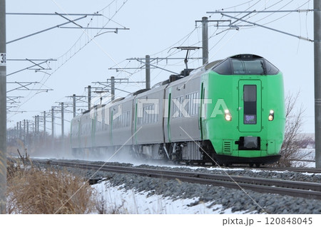 初冬の函館本線を疾走する特急ライラック　特急ライラック 120848045