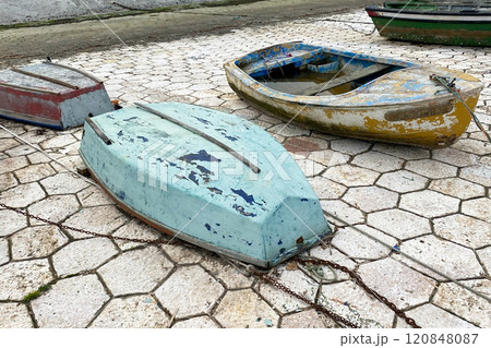 Old ruined wooden boat on the shore near the waterの写真素材 [120848087] - PIXTA