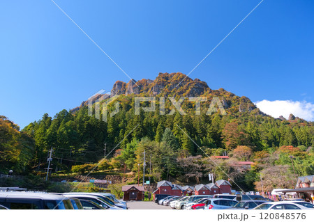 群馬県 紅葉に染まり始める秋の妙義山 道の駅みょうぎ 120848576