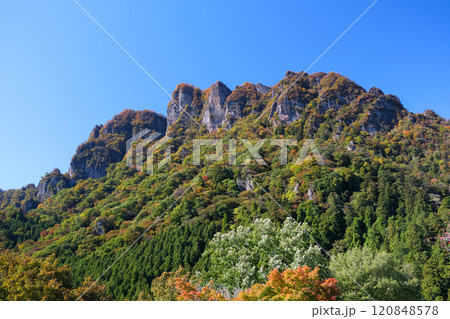 群馬県 紅葉に染まり始める秋の妙義山 120848578