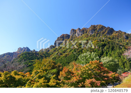 群馬県 紅葉に染まり始める秋の妙義山 120848579