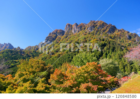 群馬県 紅葉に染まり始める秋の妙義山 120848580