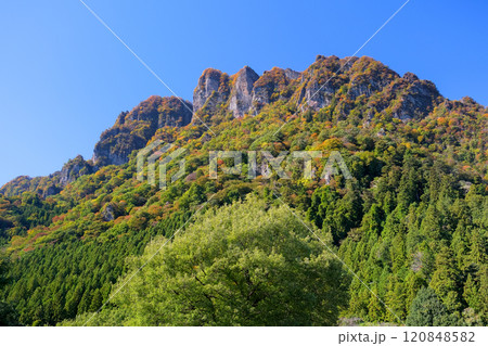 群馬県 紅葉に染まり始める秋の妙義山 120848582