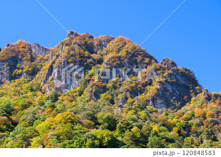 群馬県 紅葉に染まり始める秋の妙義山 120848583