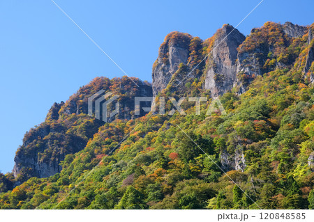 群馬県 紅葉に染まり始める秋の妙義山 120848585